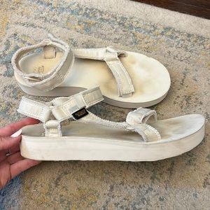 Tevas - White platform sandal